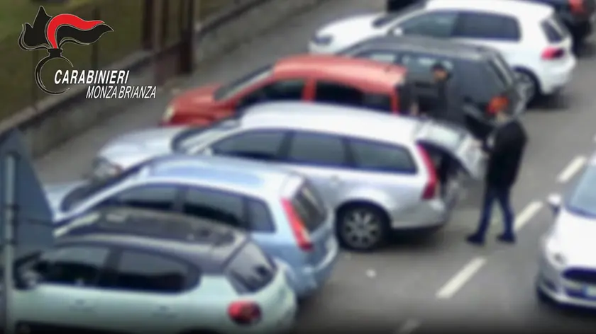 Gli scambi con i plichi di droga documentati dai carabinieri avvenivano in un parcheggio nella zona di Seregno