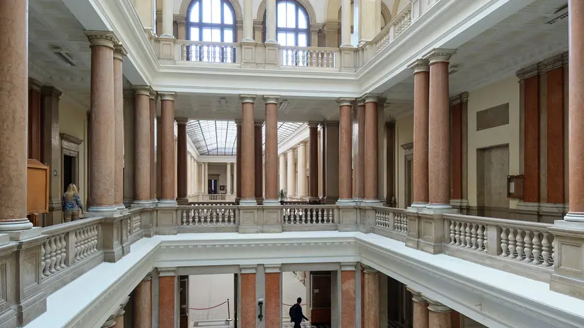Gli interni del palazzo di giustizia in Foro Ulpiano, chiamato in causa dai Servizi sociali per l’abbandono di minori (Silvano)