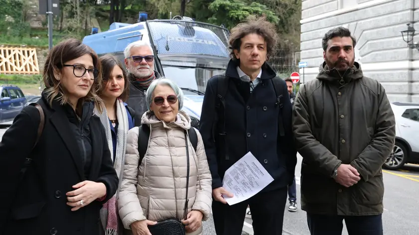 Il gruppo che ha presentato l'autodenuncia in Questura (Lasorte)