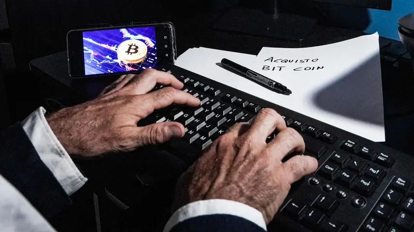 Anziano truffato tramite acquisto di bitcoin