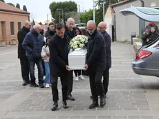 L'ingresso del feretro (Foto Bortoluzzi)