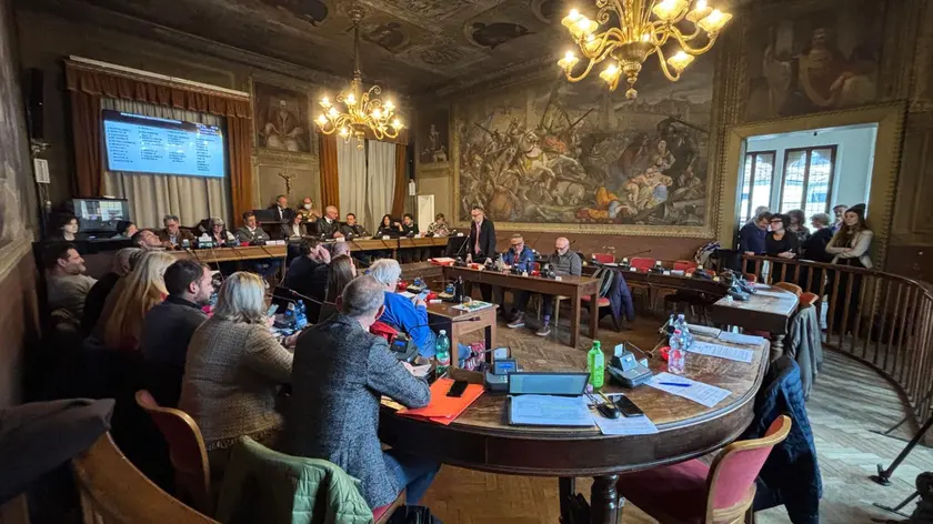 Belluno, maggioranza salva per un voto sull’ex Agip: tensioni e spaccature in consiglio