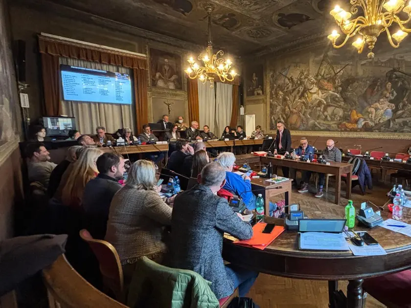 Belluno, maggioranza salva per un voto sull’ex Agip: tensioni e spaccature in consiglio