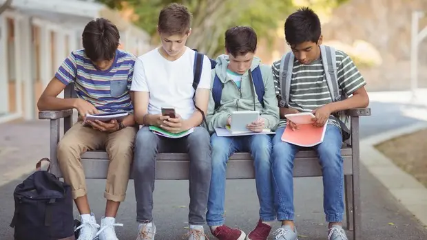 La proposta di Stefani: togliere i social agli under 14