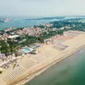 Una visuale dall'alto degli stabilimenti di Venezia Spiagge