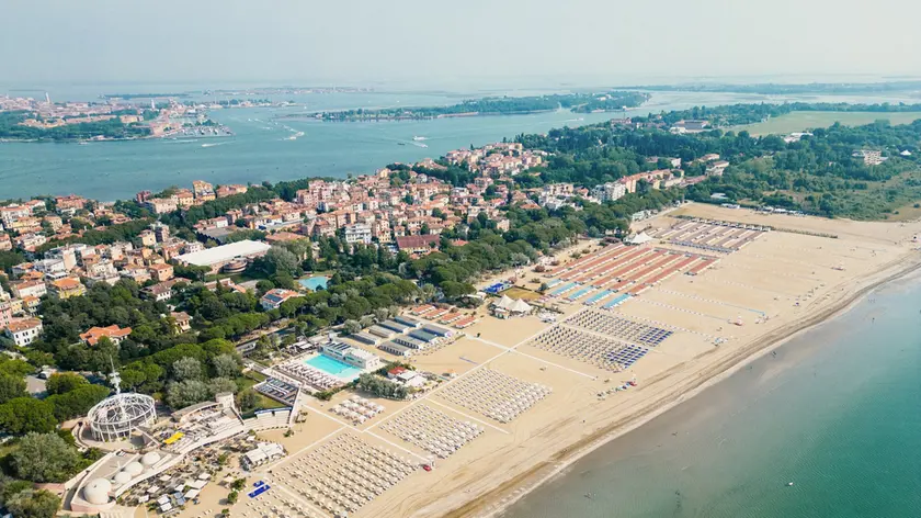 Una visuale dall'alto degli stabilimenti di Venezia Spiagge