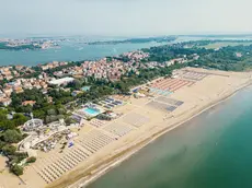 Una visuale dall'alto degli stabilimenti di Venezia Spiagge