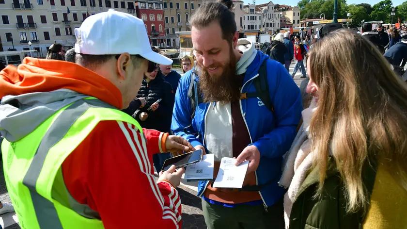 Il controllo del pagamento del ticket d'ingresso a Venezia