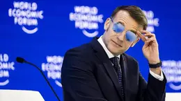 Il presidente francese Macron con gli occhiali "Henry Jullien", azienda acquisita nel 2023 dalla friulana iVision Tech