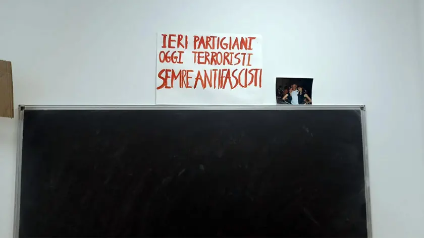 Lo striscione appeso nell'aula studio dell'Università di Padova