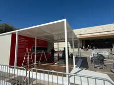 La preparazione delle strutture in stazione a Venezia per il pagamento del ticket