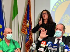 A sinistra il dottor Roberto Rigoli durante una conferenza stampa con Luca Zaia all’epoca del Covid