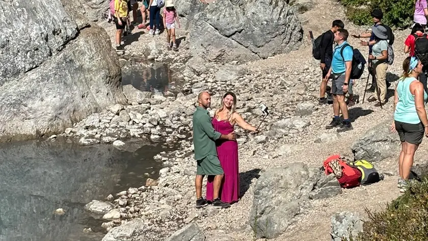 Telecamere e sentinelle del Cai contro i turisti vandali sulle Dolomiti