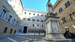 La storica sede nel centro di Siena di Mps