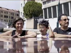 Tiziana Zaramella con il figlio Lorenzo e il marito Massimiliano Carrer