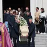 Il feretro di Katja Moret nel sagrato della chiesa di Sedico