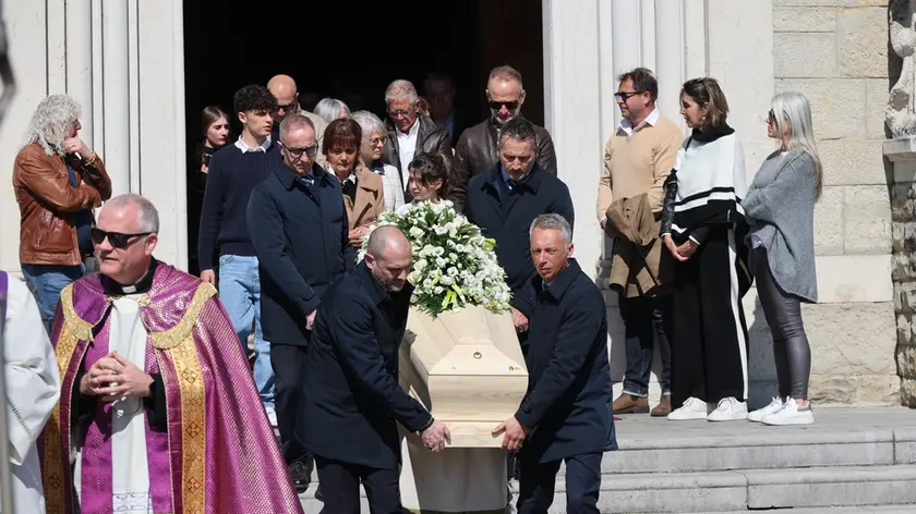 Il feretro di Katja Moret nel sagrato della chiesa di Sedico