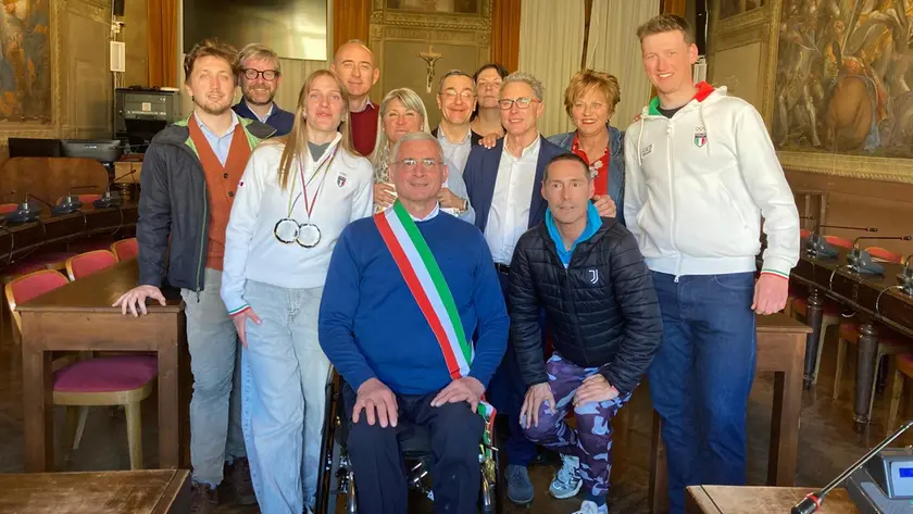 La giunta comunale di Belluno con gli atleti Caffont e Bianchet