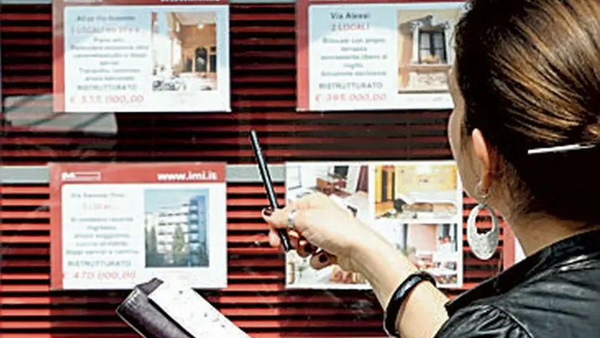 Una signora mentre controlla gli annunci immobiliari