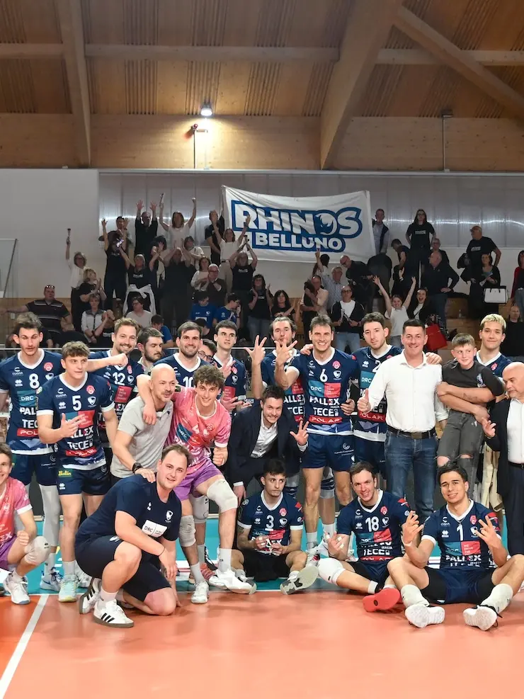 Il Belluno Volley festeggia il successo a Mantova (foto De Zanet)