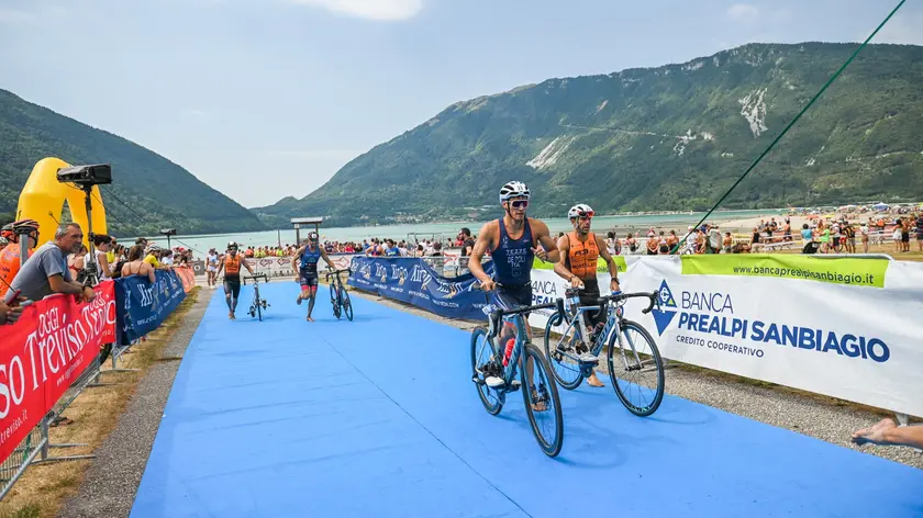 Un momento di una gara del triathlon in Alpago