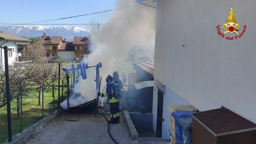 Vigili del fuoco in azione per spegnere l'incendio della legnaia a Libano
