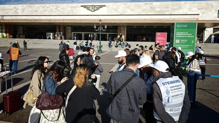 I varchi per il controllo del contributo d'accesso a Venezia fuori dalla stazione ferroviaria Santa Lucia