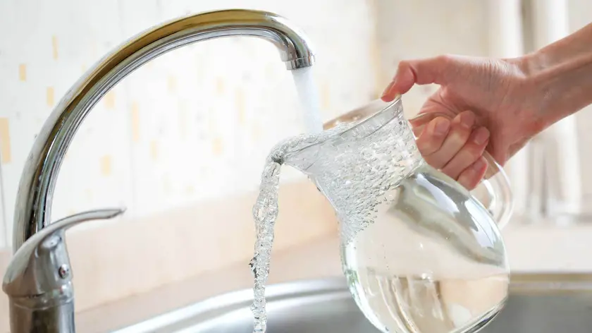 Una caraffa viene riempita di acqua