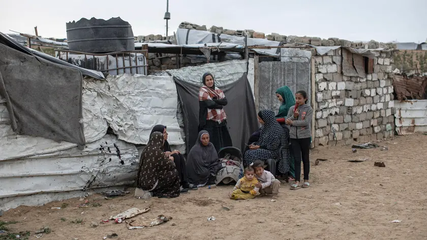 Palestinesi nelle tende nella striscia di Gaza