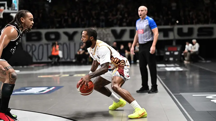 Un'azione del top scorer reyerino RJ Cole