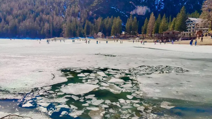 La superficie del Lago di Braies, dove cinque persone sono finite in acqua per il cedimento dello strato di ghiaccio.