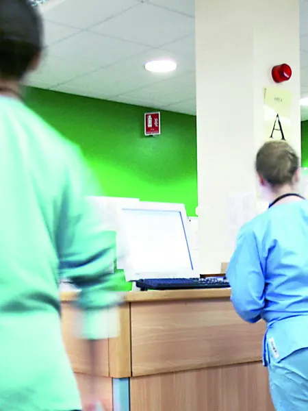 Medici e infermieri all’opera in un ospedale