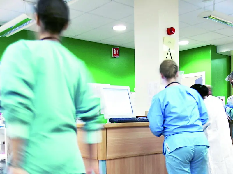 Medici e infermieri all’opera in un ospedale