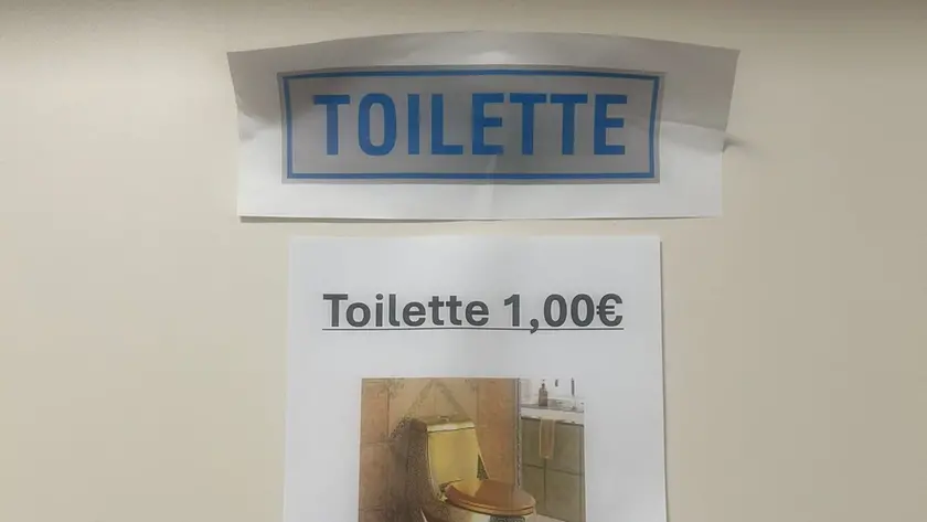 L'avviso affisso al bar di Caorle: un euro per usare il bagno