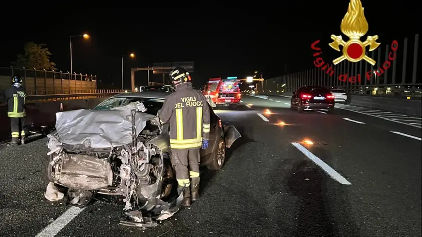 L'auto della coppia dopo lo schianto in A13