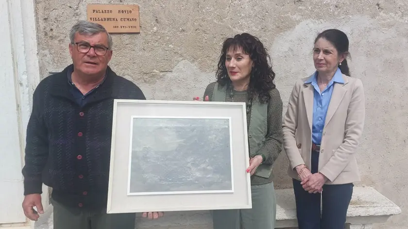 Il vicesindaco Claudio Dalla Palma, l'assessore alla cultura Flavia Colle e la conservatrice dei musei Tiziana Casagrande davanti alla galleria Rizzarda con l'opera restituita