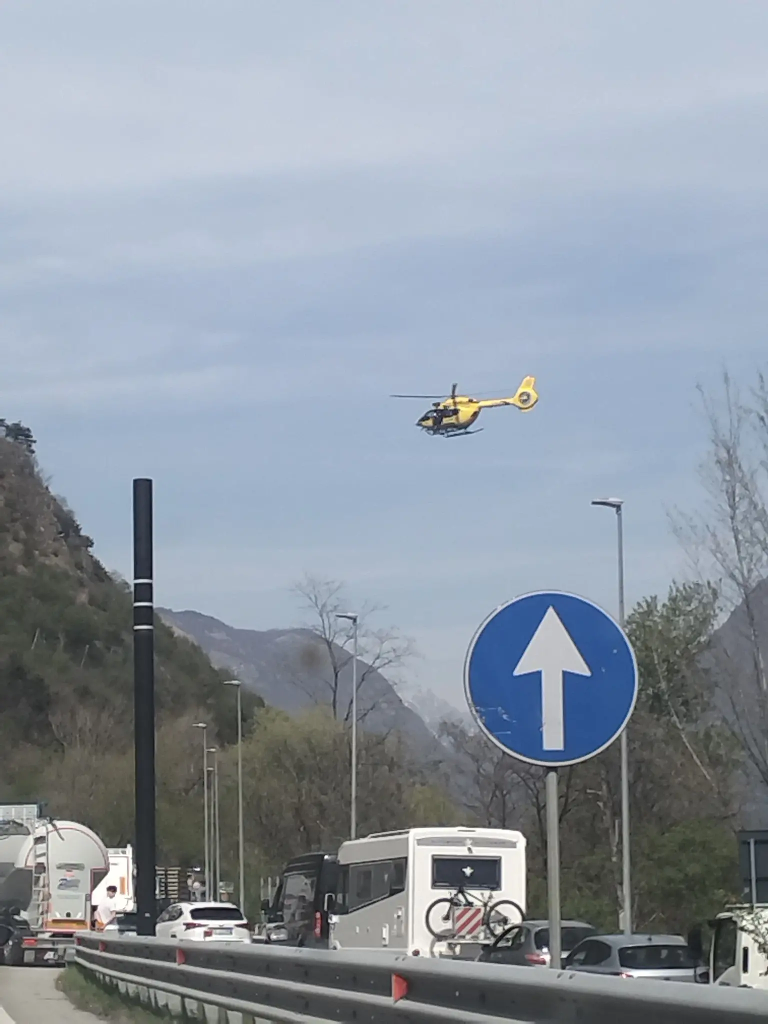 L'elicottero sorvola l'uscita dell'A27