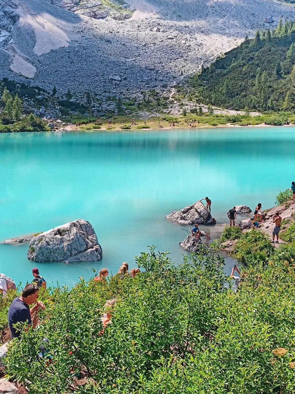 Il lago di Sorapis invaso dai turisti