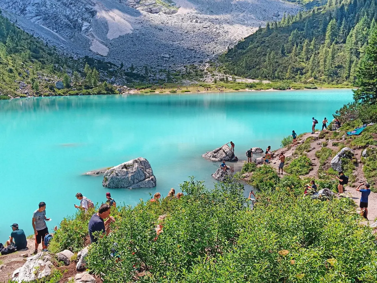 Il lago di Sorapis invaso dai turisti