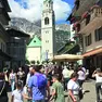 Turisti a passeggio in centro a Cortina