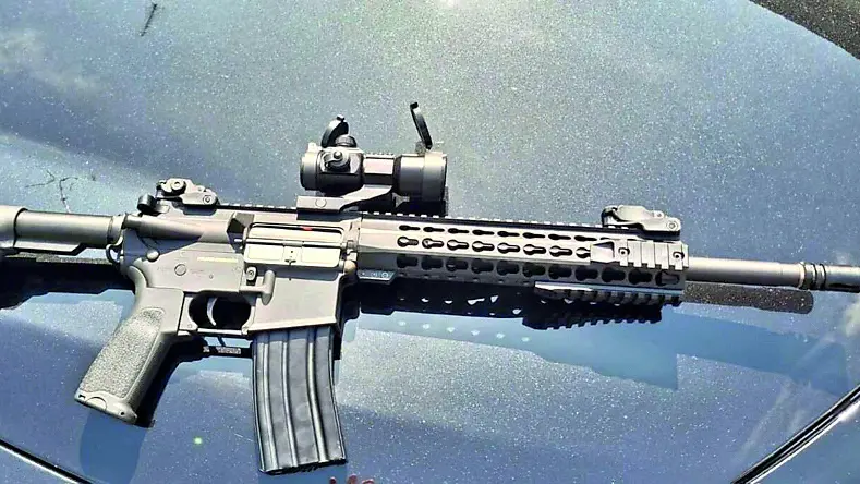 Una carabina M4 da soft air del tutto simile a quella che avrebbero usato i ragazzi a bordo della Panda