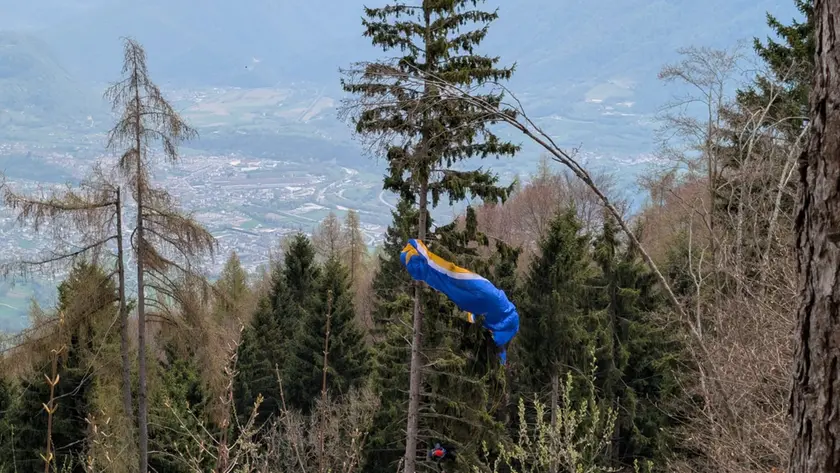 La vela della giovane pilota di parapendio rimasta bloccata sulla pianta sul monte Avena