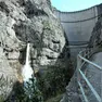 La diga del Vajont inquadrata dalla forra del torrente