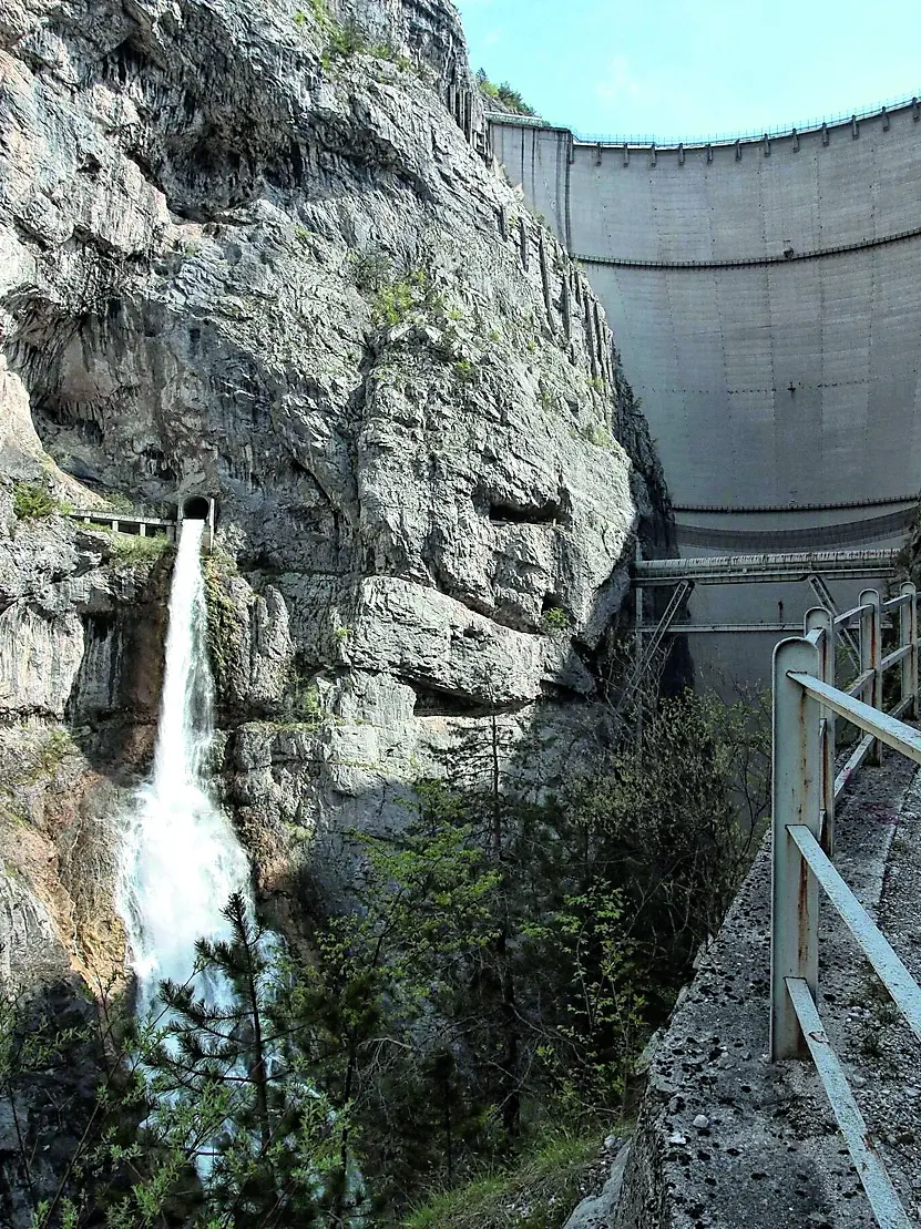 La diga del Vajont inquadrata dalla forra del torrente