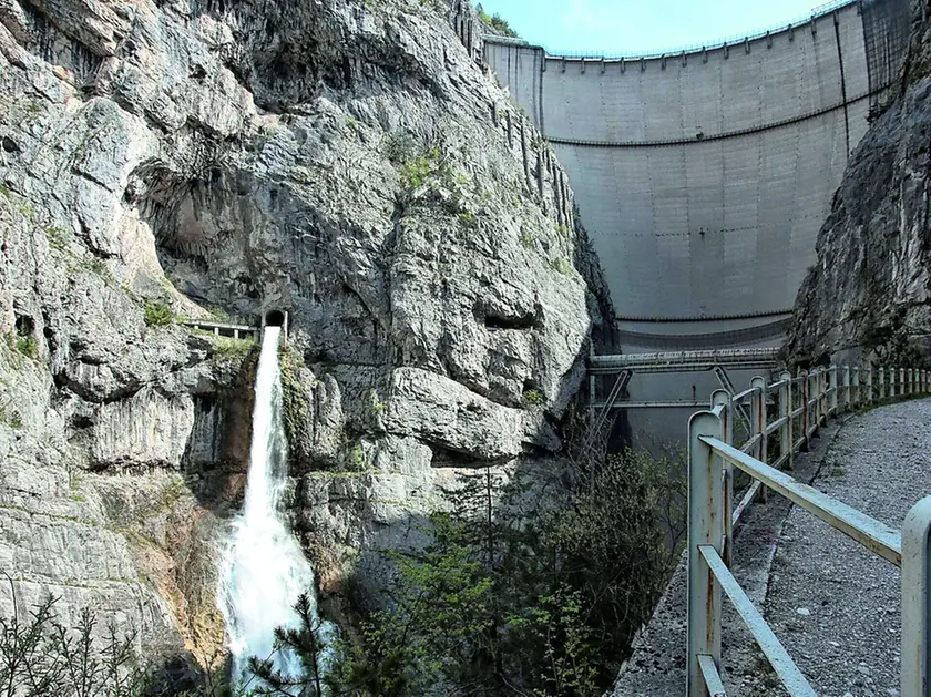 La diga del Vajont inquadrata dalla forra del torrente