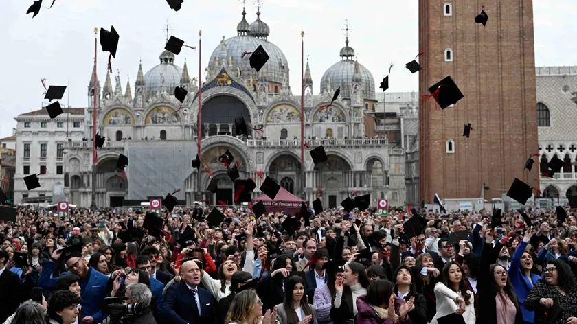 Il lancio del tocco durante la proclamazione di laurea degli studenti di Ca’ Foscari a San Marco