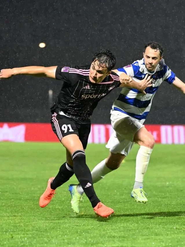 Clemenza lotta per la palla contro il Pro Patria