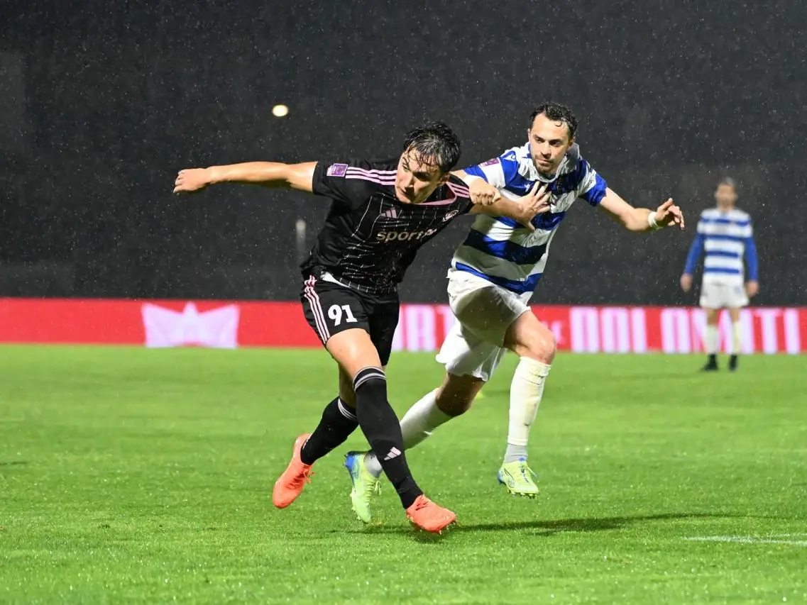 Clemenza lotta per la palla contro il Pro Patria