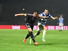 Clemenza lotta per la palla contro il Pro Patria