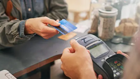 Cassiere infedele indagato